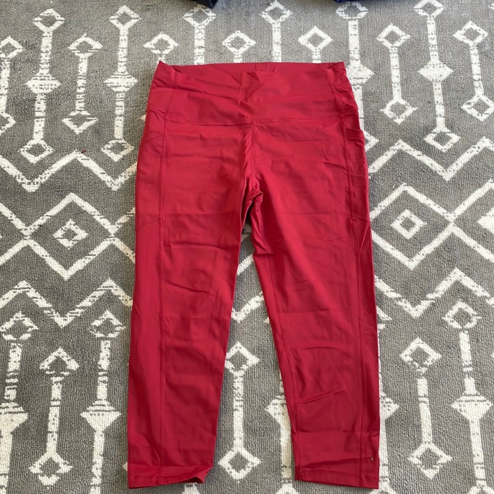 Zyia Red Brilliant Hi Rise 20’ Capri Leggings